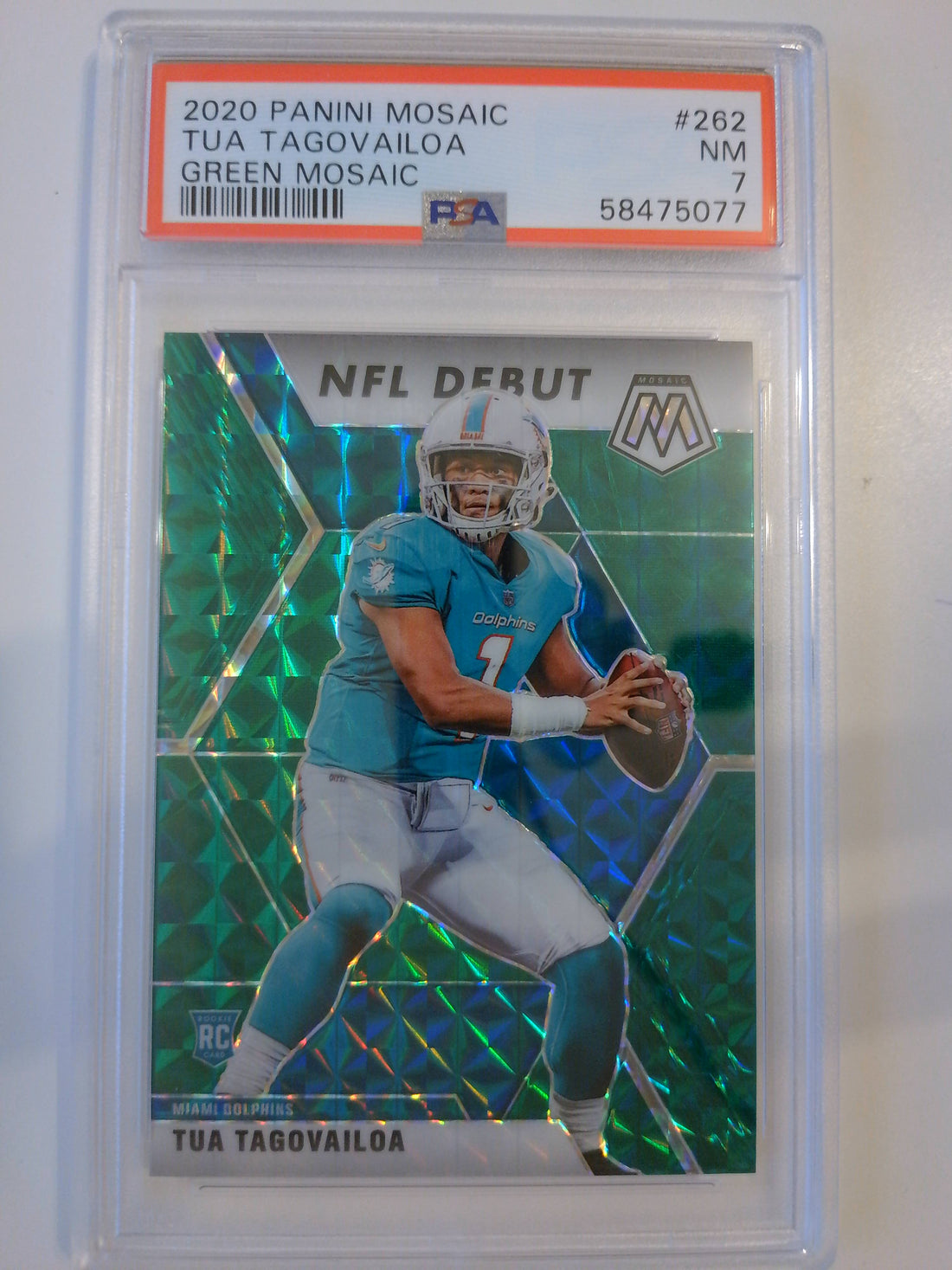 2020 Panini Mosaic Green Mosaic Tua Tagovailoa #262 RC PSA 7